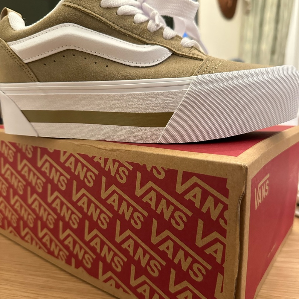 NWT! Women’s Vans Sneakers - size 8.5 - Picture 4 of 5